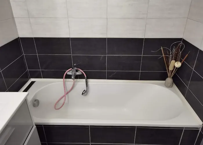 2p 50m2 With Ac & Free Parking & 2 Balconies דירה