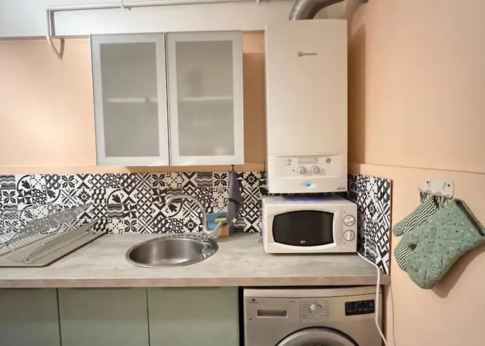 2p 50m2 With Ac & Free Parking & 2 Balconies شقة أنتيب